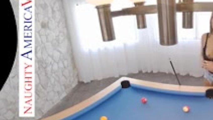 Dövmeli Esmer, Büyük Siyah Yarrağıyla Koltukta Yaramazlık Yapıyor