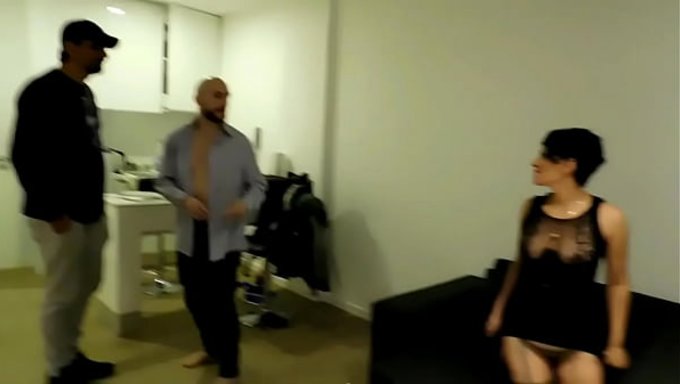 Iş Arkadaşı, Karısının Koca Götünü Sikmekten Asla Bıkmıyor.