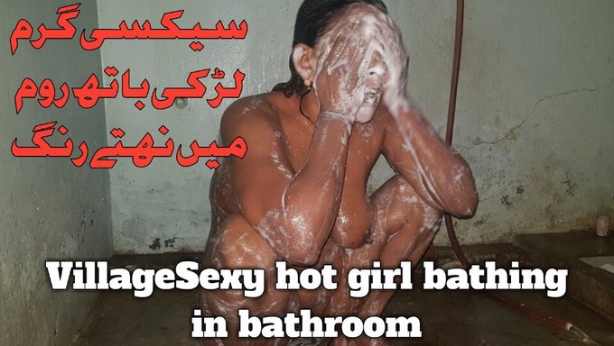 18 Yaşındaki Pakistanlı Kız Banyo Yapıyor Ve Mastürbasyon Yapıyor