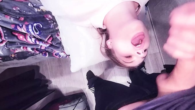 Esmer Genç Liddy Tyler Derin Bir Boğaz Alır Ve Spermleri Yutar