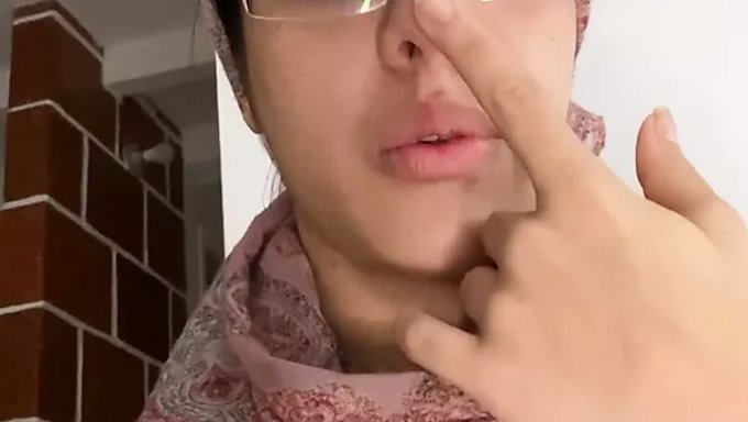 Arap Öğretmen Kadın Zevki Ve Orgazmı Hakkında Öğretiyor