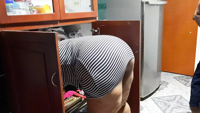 Bir Milf, Yeğeni Tarafından Mutfakta Sikişiyor