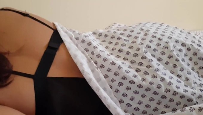 Bir Latin Genç, Kocasının Arkadaşından Bir Sürprizle Uyanır