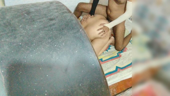 18 Yaşındaki Hintli Genç Kızın Olgun Bir Kadınla Anal Seks Yapması