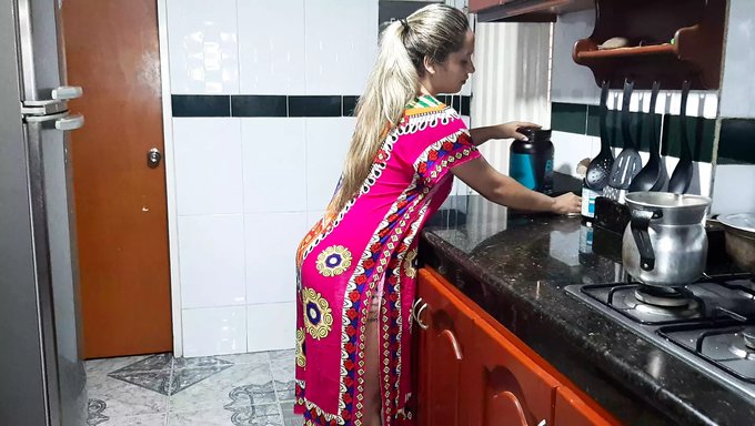 Üvey Kız Kardeş 18 Yaşındaki Üvey Kız Kardeşinden Oral Zevk Alıyor.
