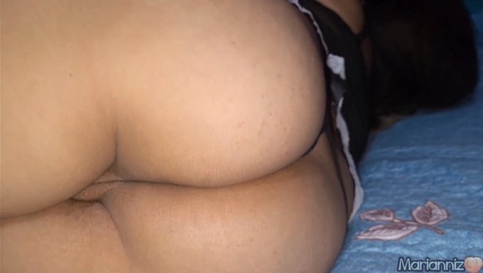 18 Yaşındaki Üvey Kız Kardeş Islak Amına Boşalıyor