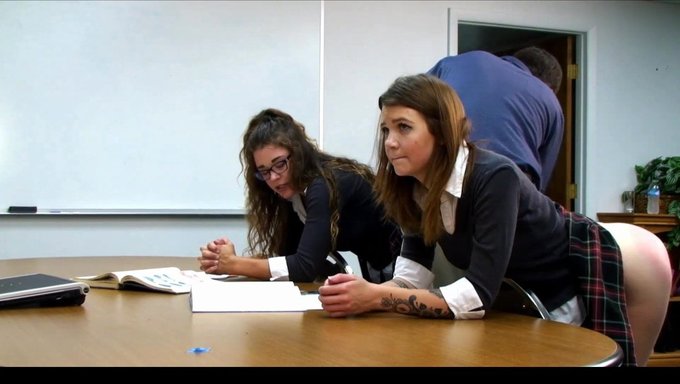 Iki Kız, Dominant Bir Erkekten Tam Vücutlu Bir Şaplak Alıyor