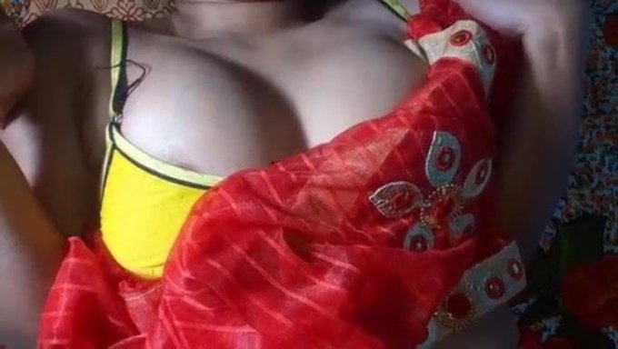 Kocası, 18 Yaşındaki Karısını Yaşlı Bir Pakistanlı Kadınla Yalnız Bırakıyor