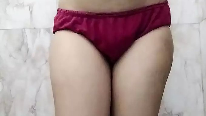 Hintli Genç Bu Sıcak Videoda Göbeğini Gösteriyor
