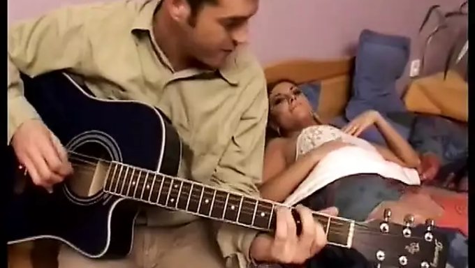 Doğal Sarışın Bebek Sakso Çekiyor Ve Yüzüne Sikişiyor