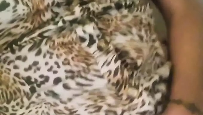 Büyük Göğüslü Amerikan Milf Solo Bir Videoda Mastürbasyon Yapıyor