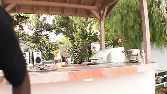 Afrikalı Amerikalı Çift, Yerde Yoğun Oral Seks Ve Cinsel Zevk Yaşıyor