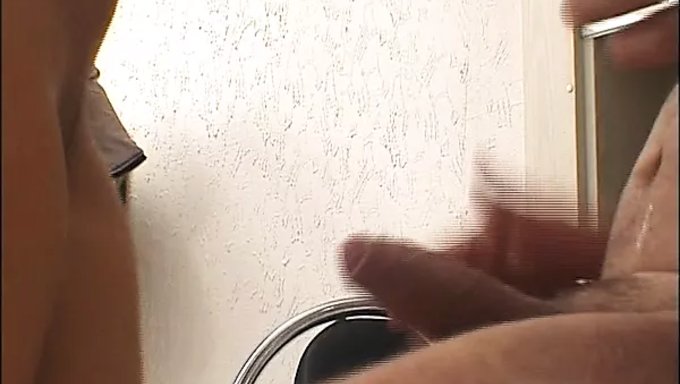 Genç Kız Bir Salonda Baştan Çıkarılıyor Ve Şiddetle Nüfuz Ediliyor