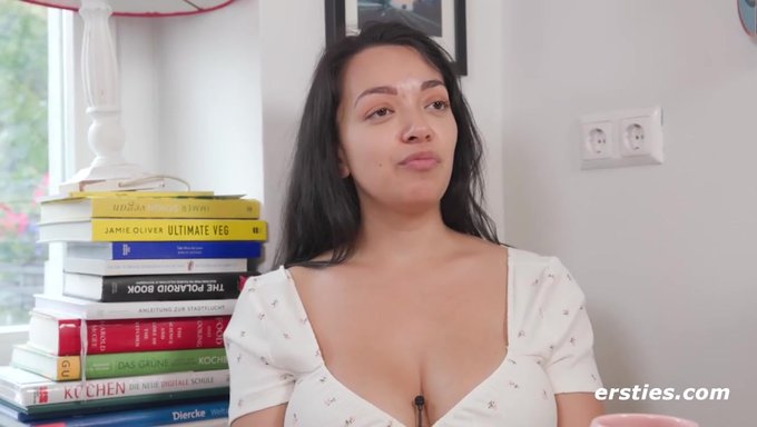 Viyanalı Bir Etkinlik Dekoratörü Olan Olivia E, Kendine Bir Seks Oyuncağı Deniyor Ve Orgazma Ulaşıyor.