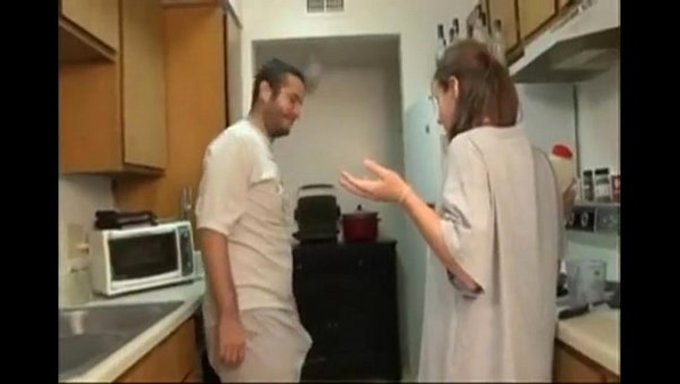 Üvey Abi, Üvey Kız Kardeşine Yemek Yapmayı Öğretti.