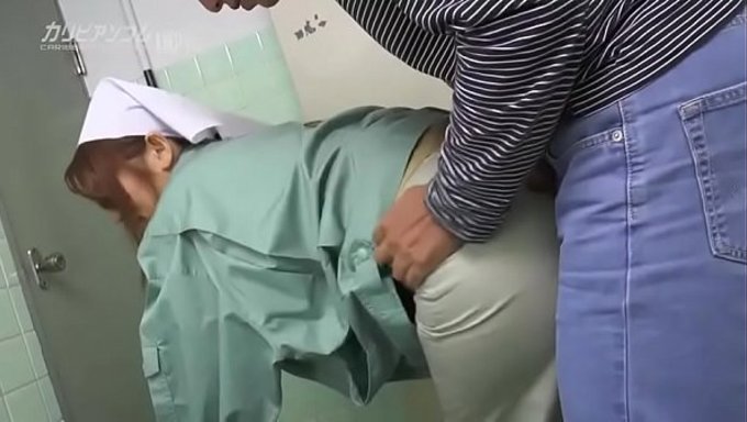 Güzel Bir Kadın Evi Temizlemeye Geldi Ve Işemeye Başladı.