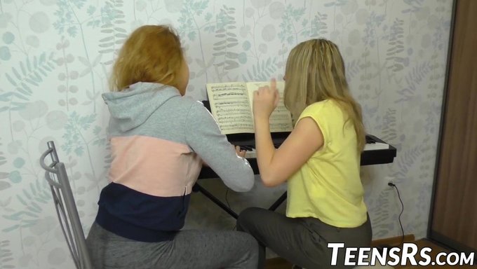 18+ Bebek, Birbirlerinin Islak Amcıklarında Seks Oyuncakları Kullanıyor