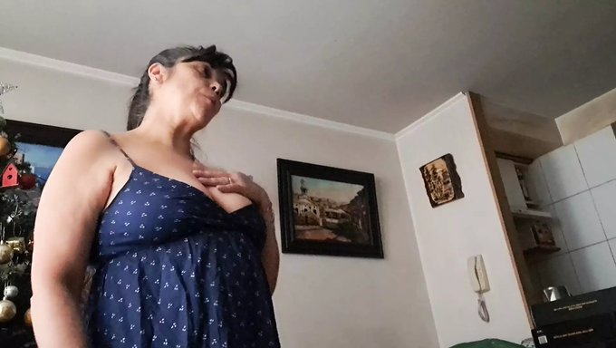 Tüylü Milf Bu Amatör Videoda Üvey Oğluna El Işi Yapıyor