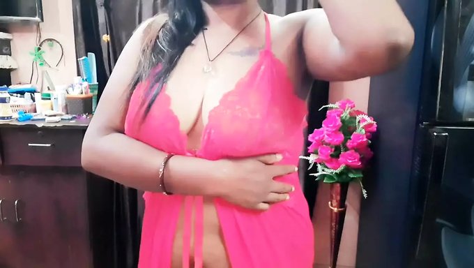 Kısa Saçlı Hint Ev Kadını Ev Yapımı Videoda Büyük Göğüslerini Sergiliyor
