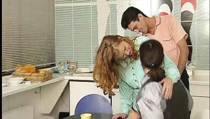 Avrupalı Milf Üçlüde Derin Boğaz Sakso Çekiyor