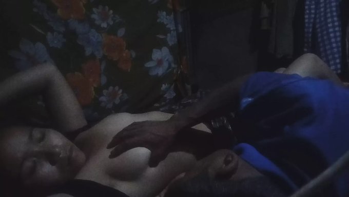 Bu Videoda, 18 Yaşındaki Yaramaz Bir Hint Kızı Bağlanıyor Ve Yalanıyor.