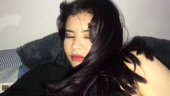 Genç (18+) Büyük Popolu Saksodan Zevk Alıyor Ve Sert Bir Şekilde Beceriliyor