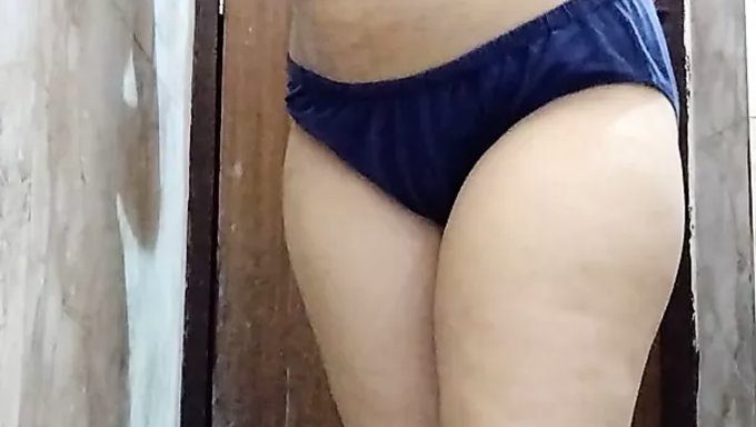 18 Yaşındaki Hintli Kız Ev Yapımı Bir Videoda Mastürbasyon Yapıyor