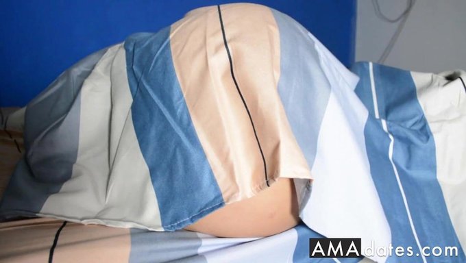 Üniversiteli Öğrenci Kampüs Arkadaşından Amatör Bir Videoda Içine Boşalma Alıyor