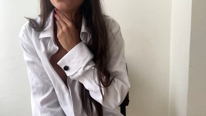 Hintli Genç, Fileli Çoraplarıyla Mastürbasyon Ve Göğüs Şovu Yapıyor