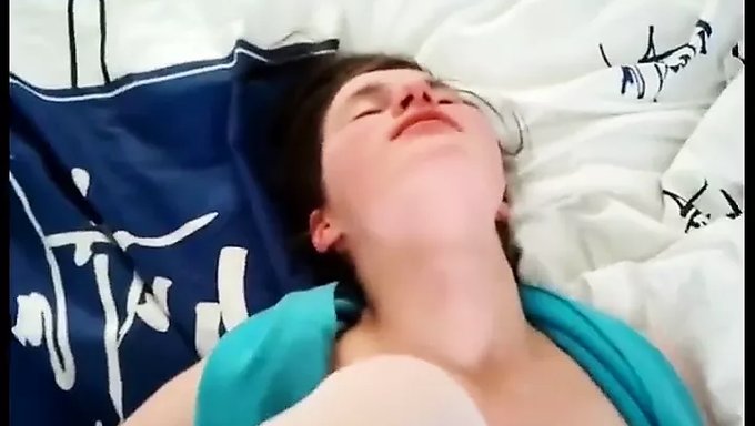 Avrupalı Kız Arkadaş Ev Yapımı Videoda Anal Alıyor
