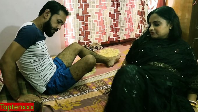 Hintli Milf, Biraz Kirli Konuşmadan Sonra Içine Boşalma Kabul Ediyor
