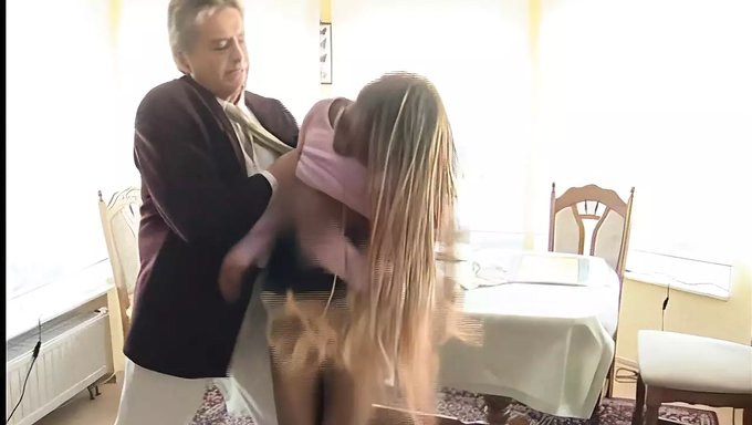 Irklararası Sikiş: Öğretmen Zenci Kızı Sikiyor