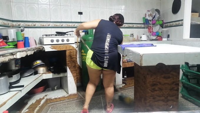Duş Alırken Annenin Ağzına Boşalma