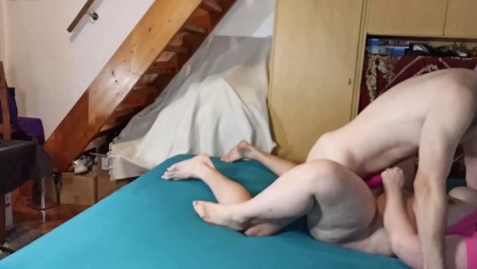 Tombul Kız Derin Parmaklama Ve Penisle Sikişin Tadını Çıkarıyor