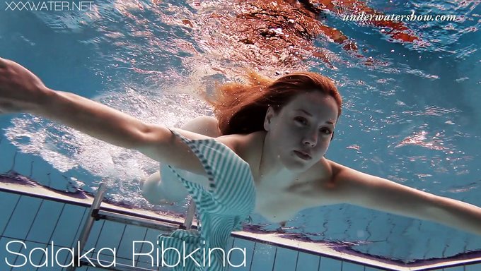Genç (18+) Sıkı Amını Halka Açıkta Siktiriyor