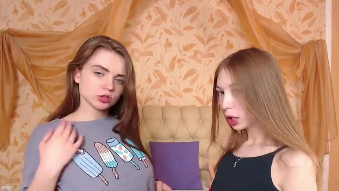 Lezbiyen Öpücükler Ve Eğlence