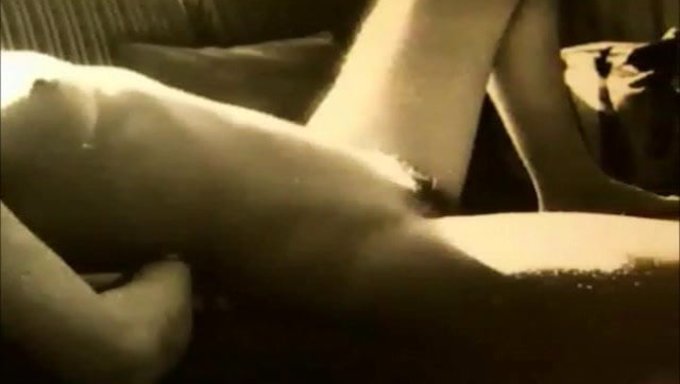 Olgun Karı, Amını Dildo Ile Dolduruyor