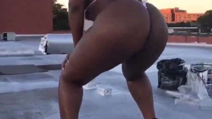 Tanga Giymiş Etkileyici Bir Afrikalı Güzellik Twerk Yapıyor