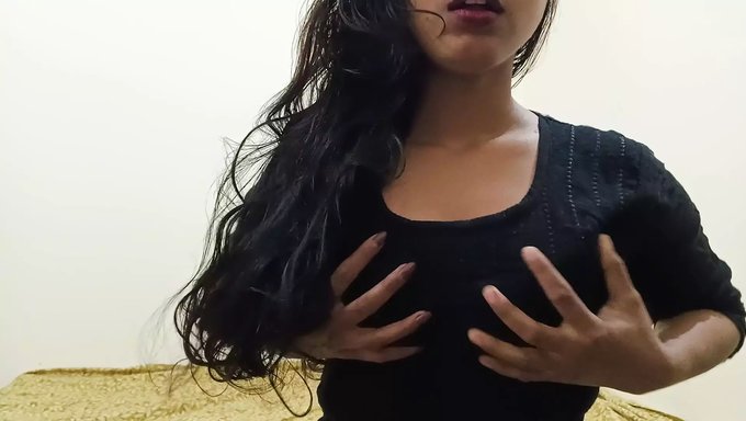 Hintli Genç (18+), Parmaklama Ve Içine Boşalma Zevkini Yaşıyor