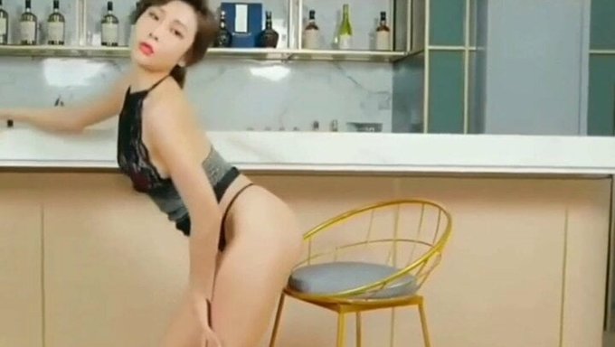 Çinli Kız Orgazma Kadar Mastürbasyon Yapıyor