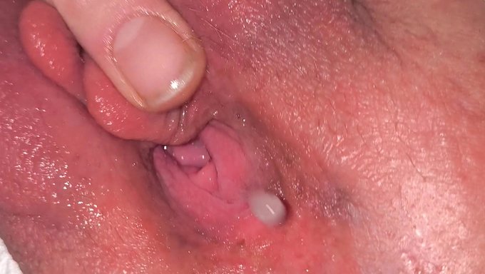 Sürtük Milf, Azgın Bir Delikanlı Tarafından Amı Yalanıyor.