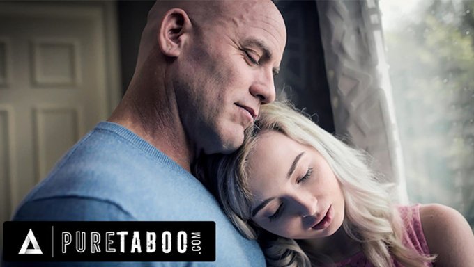 Lexi Lore Itaatkâr Bir Üvey Kızdı, Üvey Babası Tarafından Yasak Bir Ortamda Cezalandırılıp Ödüllendirildi.