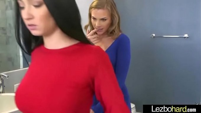 Sydney Cole Ve Cyrstal Rae Tarafından Rimming Ve Derin Boğaz Içeren Sıcak Lezbiyen Sahne.