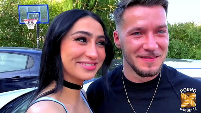 Iki Bomba Hatun, Pam Ve Didi, Aynı Aleti Paylaşmaktan Büyük Keyif Alıyor.