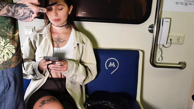 Bir Cowgirl Bebek, Tren Vagonunda Halka Açık Bir Şekilde Emiyor Ve Sikişiyor!