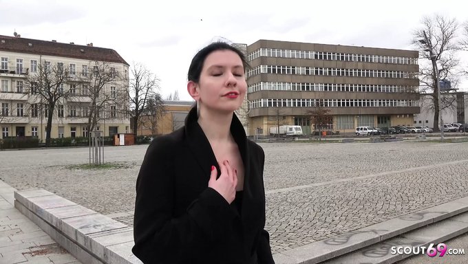 Büyük Yaraklı Izci Anna, Alman Üniversite Yurdunda Anal Casting Alıyor