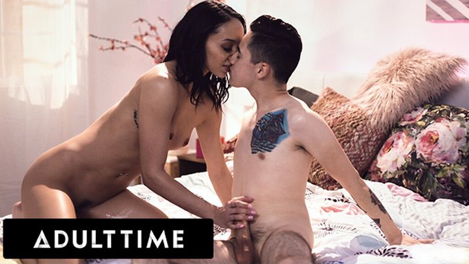 18+ Genç, Anal Fişle Yaramaz Bir Sakso Ve Irklararası Seks Alıyor