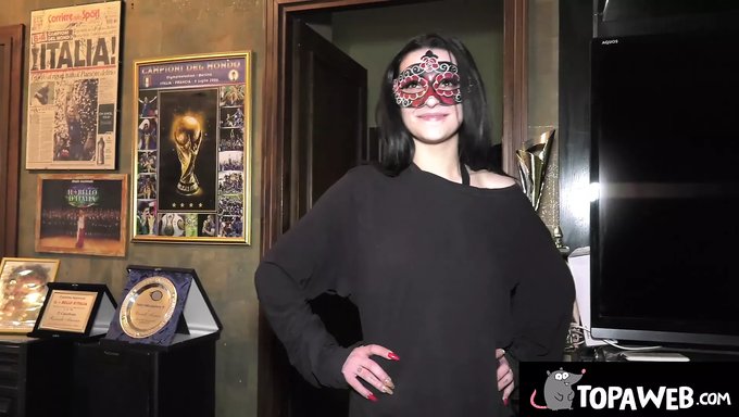 Italyan Öğrenciler Vahşi Bir Partide Eğleniyorlar