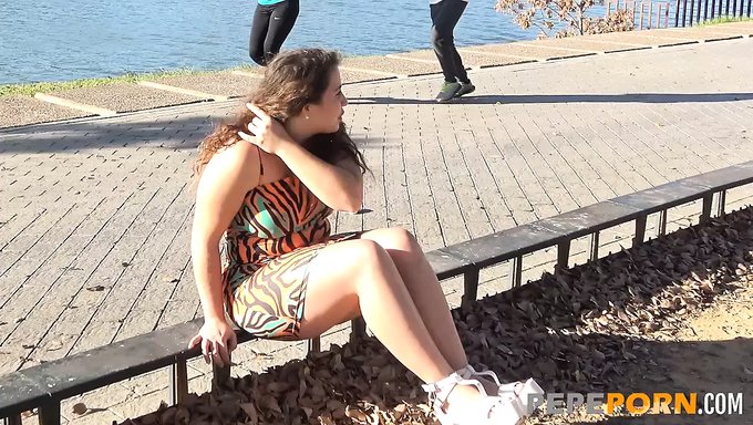 Genç Kız Iki Yarrağın Derin Boğazını Ve Çift Penetrasyonunu Alıyor