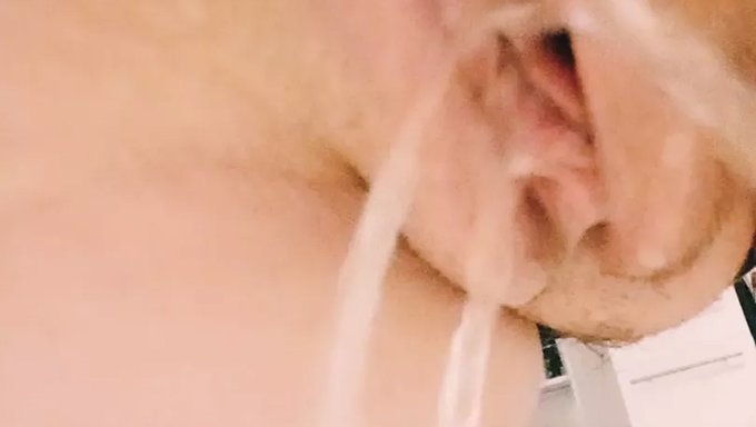 18+ Genç (18+) Parmaklar: Amcık Sikişi Ve Idrar Oyunları